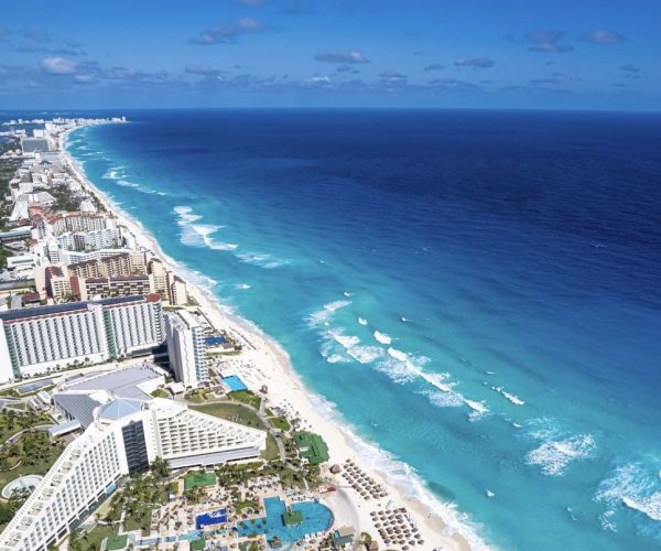 Tourism Twist: Mexico Celebrates Record Visitors, USA Sees Surprising Slowdown